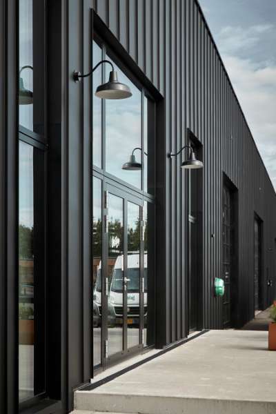 Firmensitz mit Stahlprofilen im robusten „New Yorker Stil“, Ejendomsselskabet Industrivej – Godsbanevej 5, 7400 Herning, Dänemark